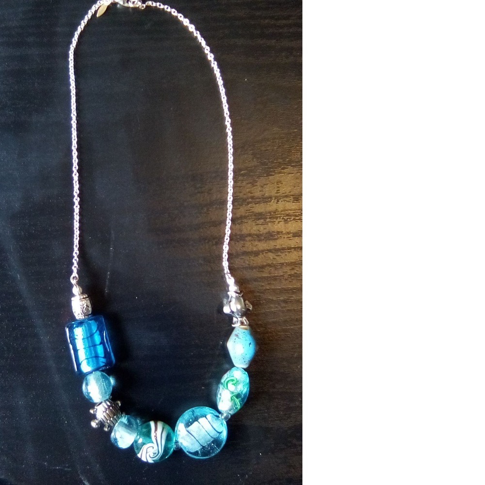 Vintage, Avon SAQ Aqua Blue Glass Beads Silver Tone Necklace